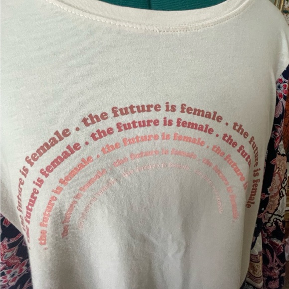T-Shirt Poncho: “The Future is Female” - Picture 5 of 7